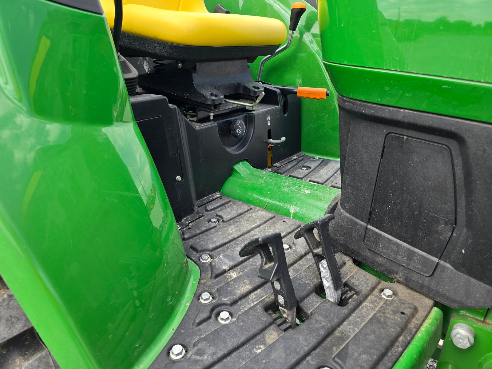 USED 2025 JOHN DEERE 4066M WITH LOADER #6106454