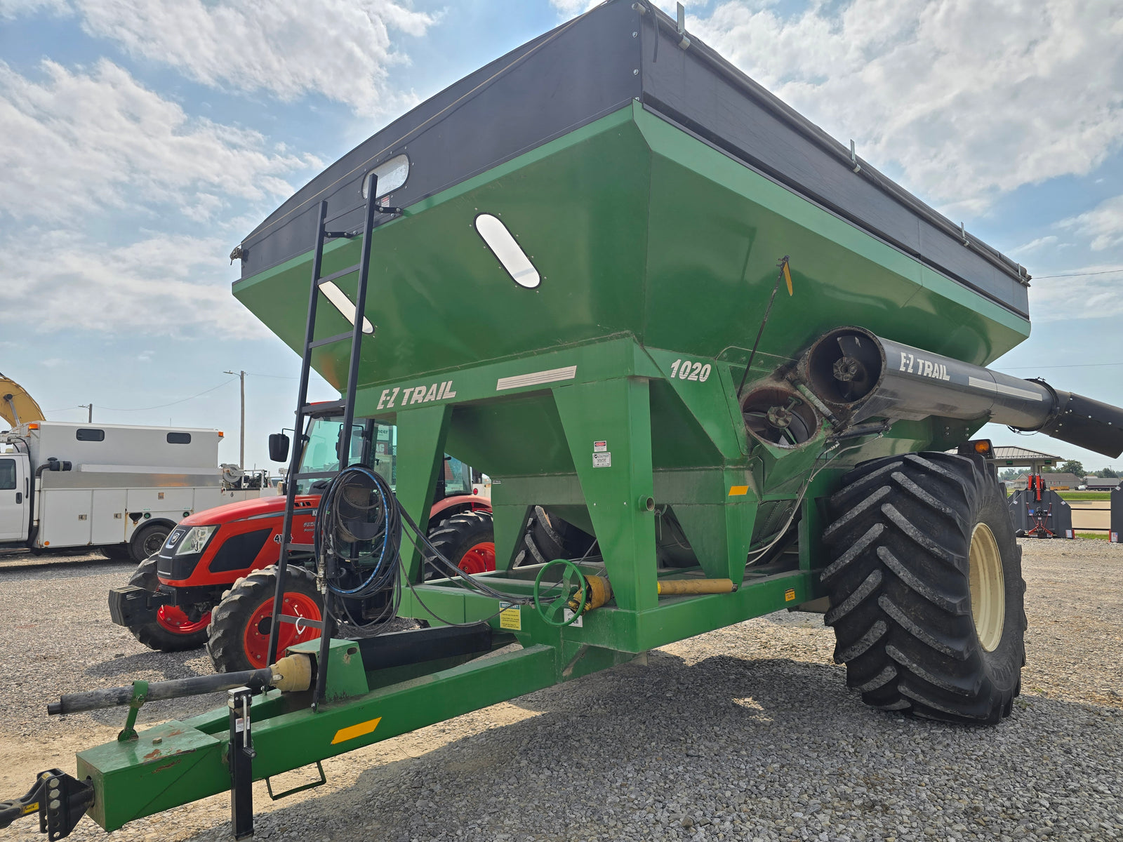 USED 2018 EZ-TRAIL 1020 GRAIN CART - $32,000