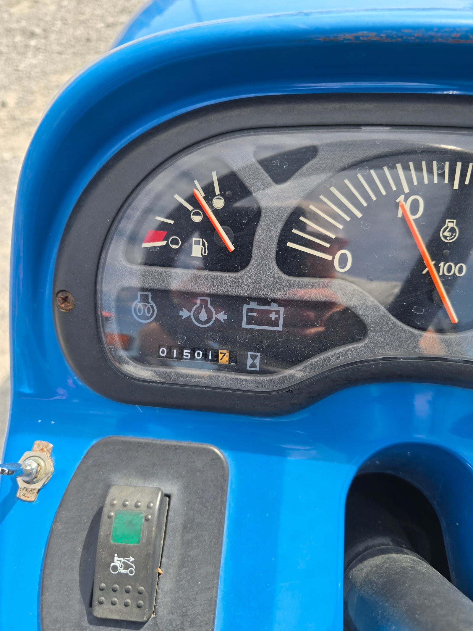 USED 2001 NEW HOLLAND TC25D - #7300000 - $7,900