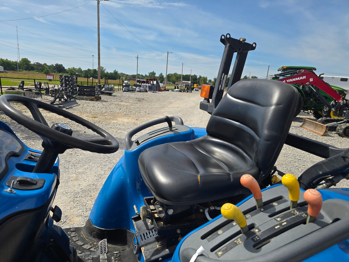 USED 2001 NEW HOLLAND TC25D - #7300000 - $7,900