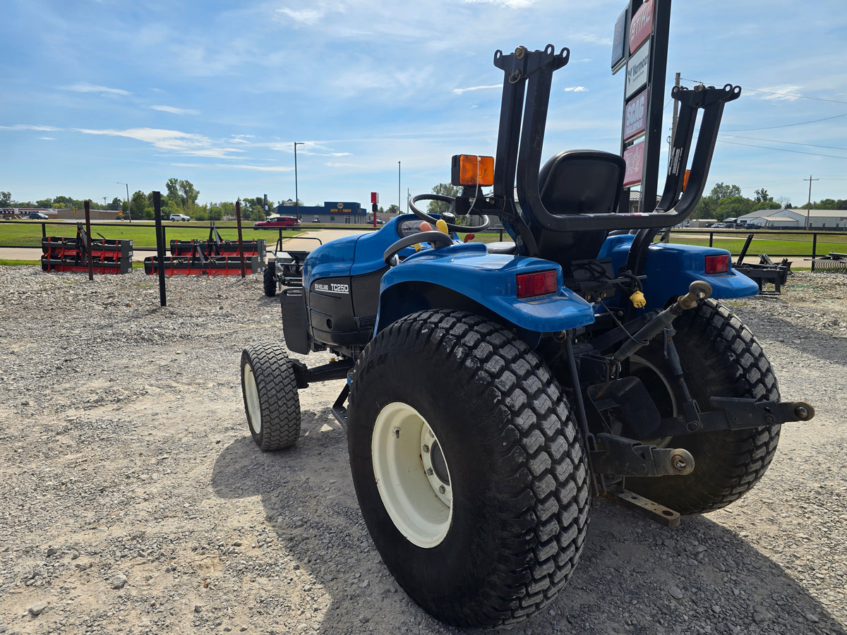 USED 2001 NEW HOLLAND TC25D - #7300000 - $7,900