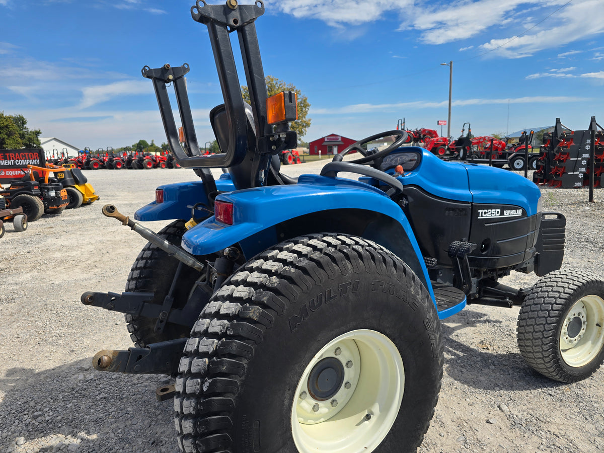 USED 2001 NEW HOLLAND TC25D - #7300000 - $7,900