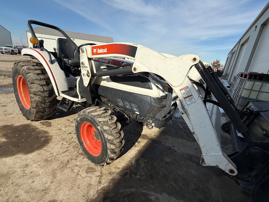 USED BOBCAT CT440 OPEN STATION WITH LOADER #6105268